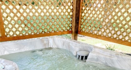 The Baker Farmhouse | Hot Tub • Fast WiFi • Hiking nearby