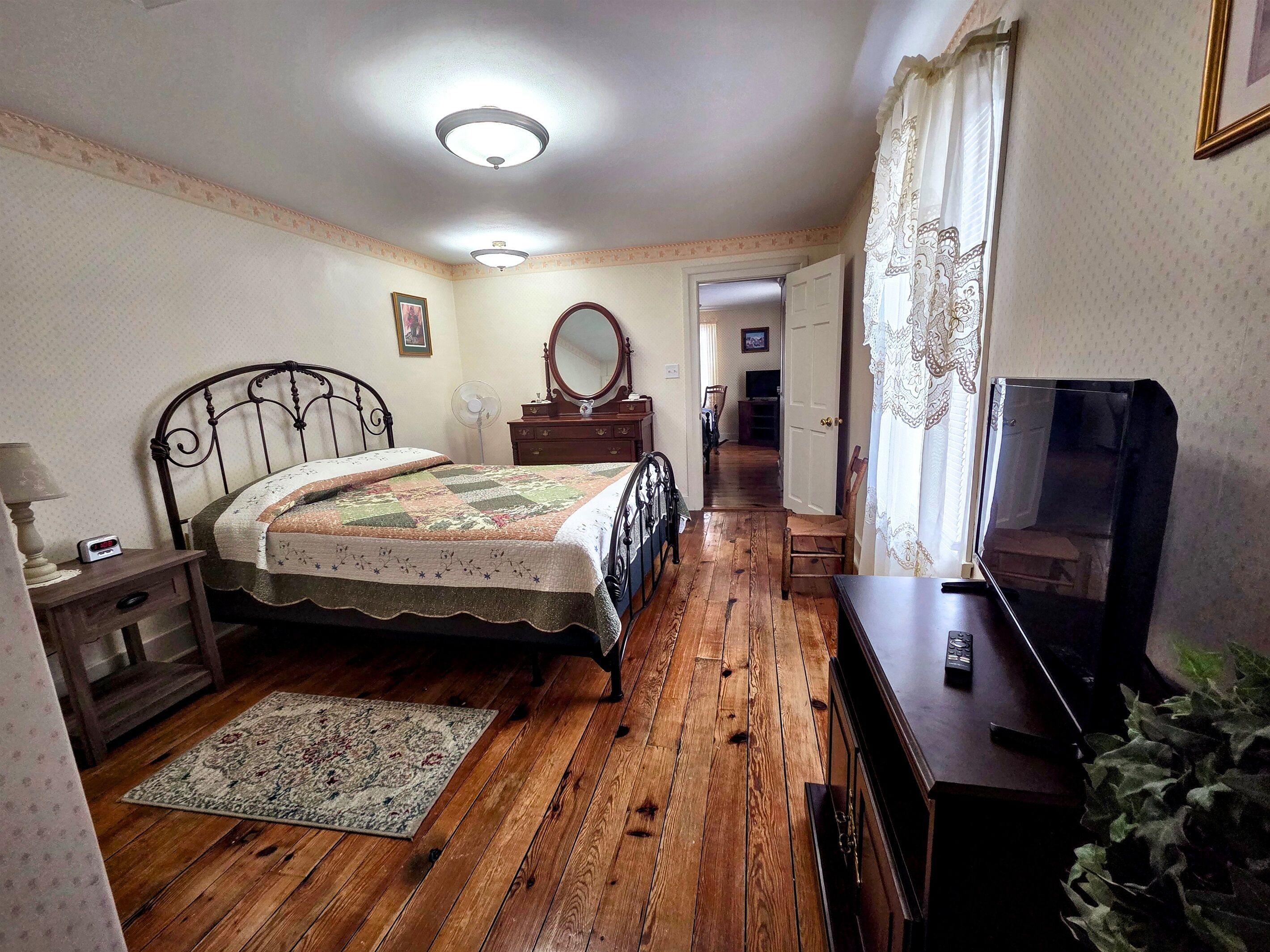 3 bedrooms, iron/ironing board, WiFi (free), bed sheets