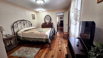 3 bedrooms, iron/ironing board, WiFi (free), bed sheets