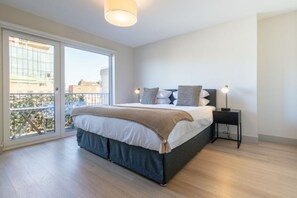 1 bedroom, iron/ironing board, bed sheets - Bright 1BR Condo at Montague Street Dublin (Dublin)