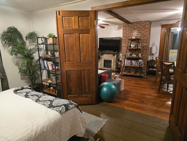 Room - Spacious 2,000 Sq Ft New England Retreat - 2BR/2BA Walk to Shops and Restaurants (Somers)