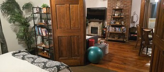 Spacious 2,000 Sq Ft New England Retreat - 2BR/2BA Walk to Shops and Restaurants