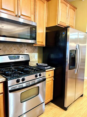 Microwave, oven, stovetop, dishwasher - Spacious 2-bedroom, 2 bathroom, 2 car parking just steps to beach. (Hampton)