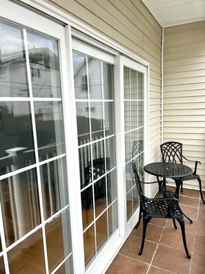 Outdoor dining - Spacious 2-bedroom, 2 bathroom, 2 car parking just steps to beach. (Hampton)