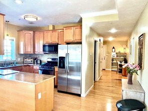 Private kitchen - Spacious 2-bedroom, 2 bathroom, 2 car parking just steps to beach. (Hampton)
