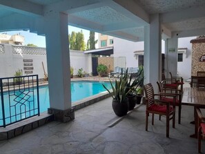 Una piscina al aire libre
