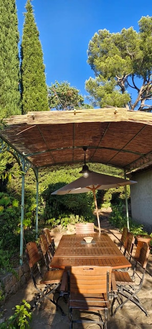 Outdoor dining - Vrbo Property (Carqueiranne)
