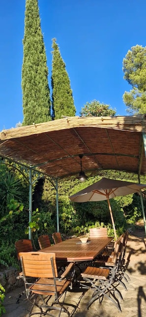 Outdoor dining - Vrbo Property (Carqueiranne)
