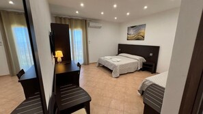 Premium bedding, memory-foam beds, in-room safe, laptop workspace - Jenka (Caltabellotta)