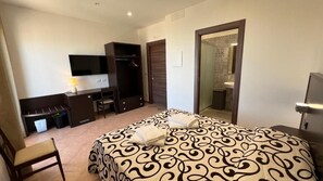 Habitación con 1 cama doble o 2 individuales, vistas al valle | Ropa de cama de alta calidad, colchones viscoelásticos, caja fuerte