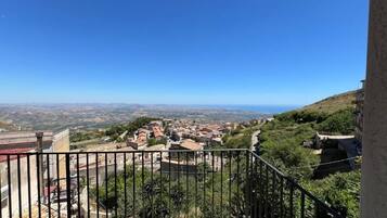 Chambre Double ou avec lits jumeaux, vue vallĂ©e | Enceinte de lâhĂ©bergement