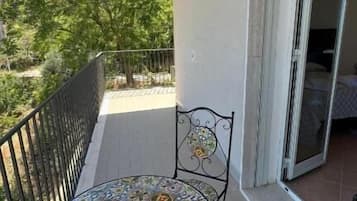 Chambre Triple, vue vallée | Terrasse/Patio