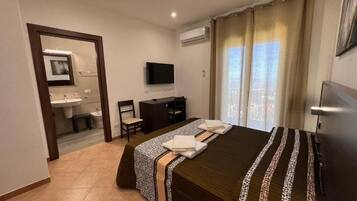 Camera con letto matrimoniale o 2 letti singoli, vista valle | Biancheria da letto di alta qualità, materassi in memory foam
