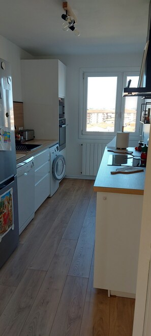 Fridge, microwave, oven, stovetop - F4 on one level with private garage, mountain view and ocean view (Ciboure)