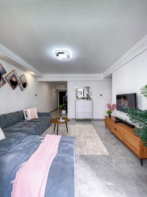 TV - Apartment in Nairobi, Kilimani (nairobi)