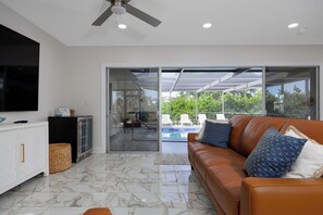 Smart TV, stereo - Waterfront Canal Home w/ Private Pool . Family Getaway . New Rental (Cape Coral)