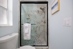 Een douche, een haardroger, handdoeken, zeep