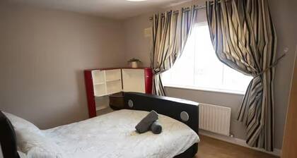 2 Bed House - Sleeps 4 - Pets - Parking - Wifi