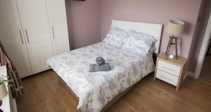 2 Bed House - Sleeps 4 - Pets - Parking - Wifi