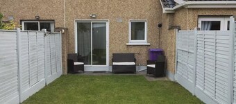 2 Bed House - Sleeps 4 - Pets - Parking - Wifi