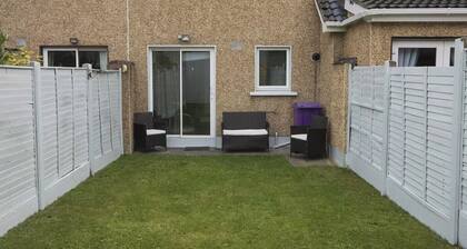 2 Bed House - Sleeps 4 - Pets - Parking - Wifi