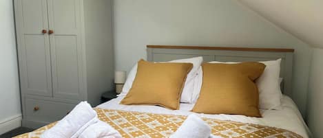 2 bedrooms, iron/ironing board, free WiFi, bed sheets