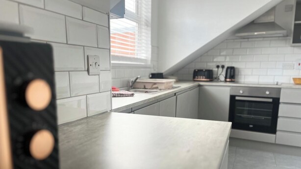 Fridge, microwave, oven, stovetop - 2 Bed Apartment Sleeps 4 - Free Parking (Belfast)