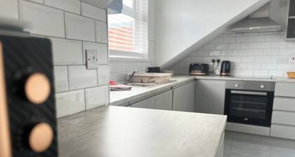 2 Bed Apartment Sleeps 4 - Free Parking