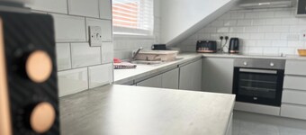 2 Bed Apartment Sleeps 4 - Free Parking
