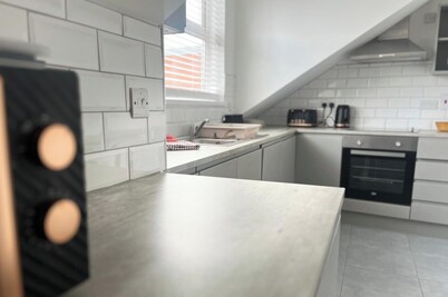 2 Bed Apartment Sleeps 4 - Free Parking