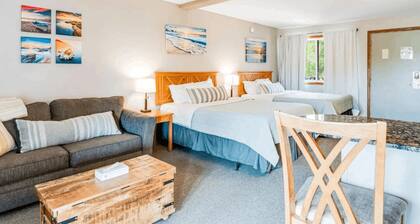 Soak up the Sun - Outdoor hot tub steps away!