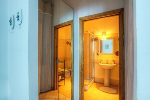 Sèche-cheveux, serviettes fournies, savon, papier toilette