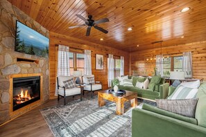 Smart TV, fireplace, video games - Stunning Gatlinburg Views, Theater, Arcade, Pools! (Gatlinburg)