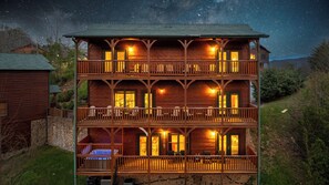 Exterior - Stunning Gatlinburg Views, Theater, Arcade, Pools! (Gatlinburg)