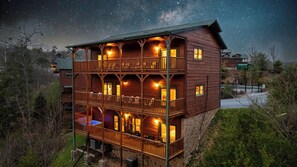 Exterior - Stunning Gatlinburg Views, Theater, Arcade, Pools! (Gatlinburg)