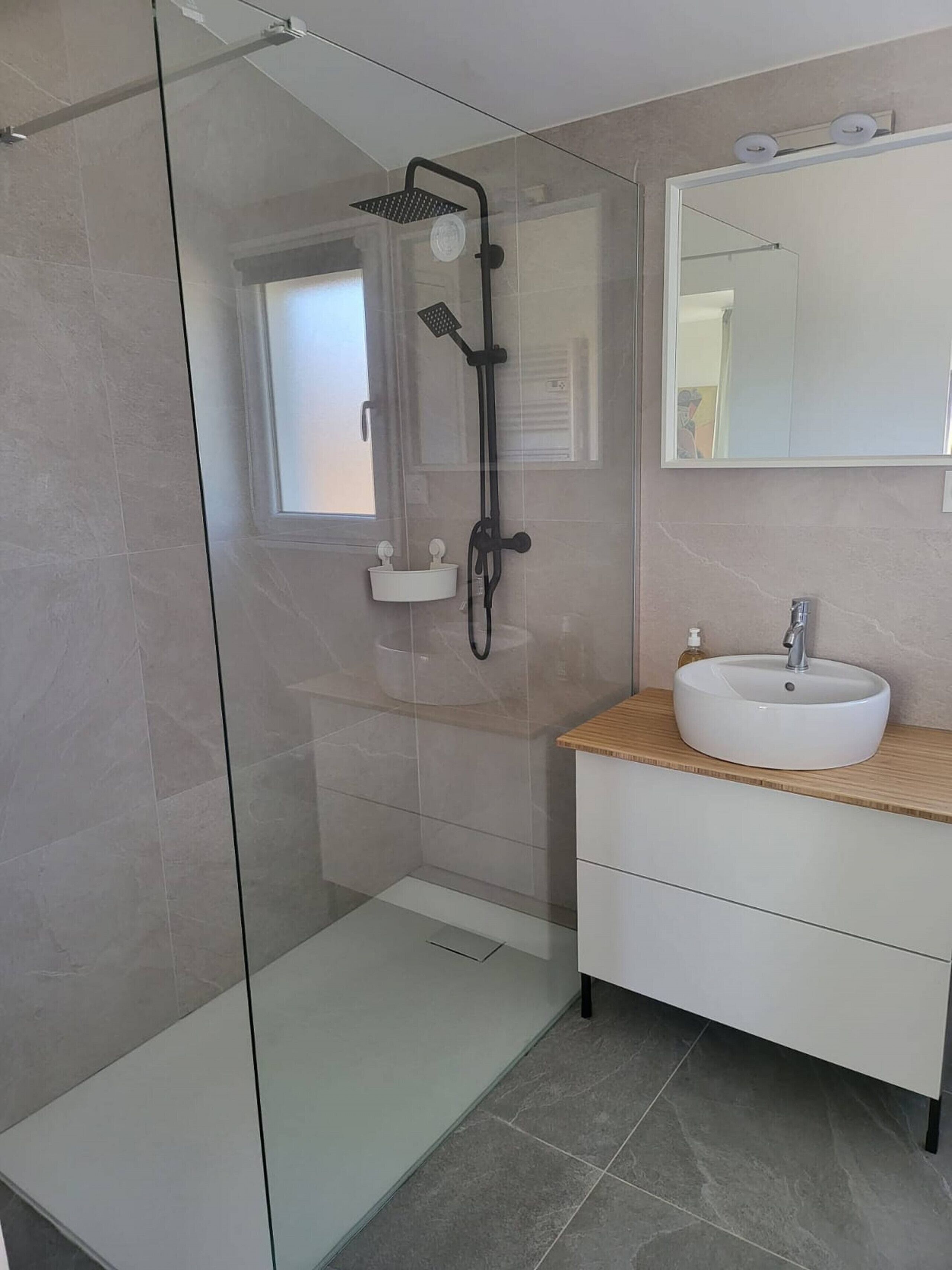 Douche, sèche-cheveux, serviettes fournies