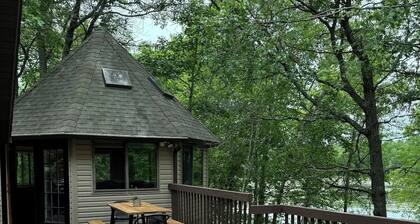 Lakefront Cabin, Hot Tub & Private Natural Shoreline