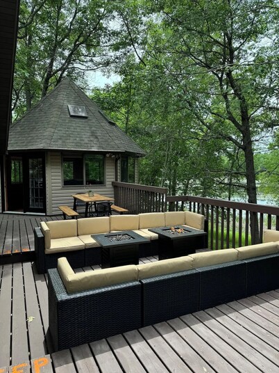 Lakefront Cabin, Hot Tub & Private Natural Shoreline