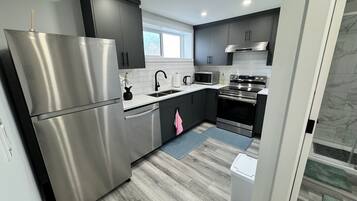 Micro-ondes, four, plaque de cuisson, lave-vaisselle