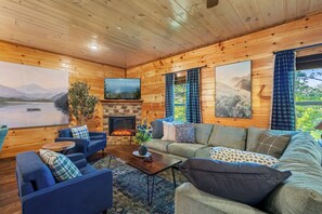 Smart TV, fireplace, video games - Great location, Pigeon Forge: 5 bedroom with theatre, game room, hottub (Pigeon Forge)