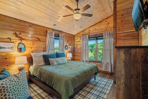 5 bedrooms, desk, iron/ironing board, travel cot - Great location, Pigeon Forge: 5 bedroom with theatre, game room, hottub (Pigeon Forge)