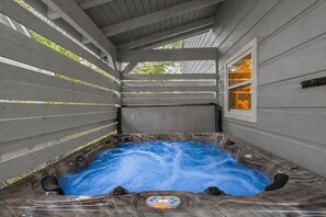 Outdoor spa tub - Great location, Pigeon Forge: 5 bedroom with theatre, game room, hottub (Pigeon Forge)