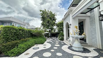 House, 4 Bedrooms, Accessible | Property grounds