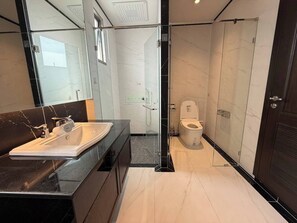 Maison, 4 chambres, accessible aux personnes à mobilité réduite | Salle de bain