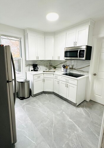 Serene 2-bedroom Apt with Bath and Kitchen in Newark