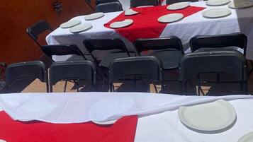 Habitación familiar, vista a la ciudad | Restaurante al aire libre