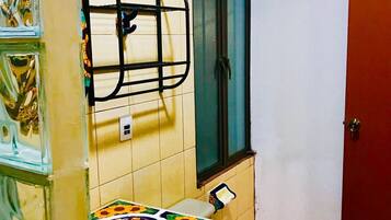 Habitación familiar, vista a la ciudad | Baño