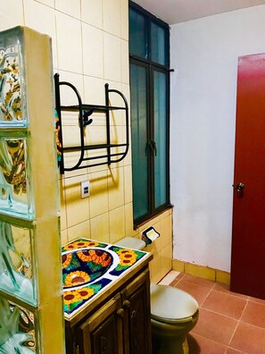 Family Room, City View | Bathroom - Hotel terraza grill (Guanajuato)