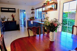 Dining - Spacious 4BR Home near Derry & Foyle Golf Club (Londonderry)