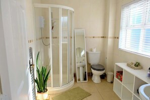 Shower, hair dryer, towels, shampoo - Spacious 4BR Home near Derry & Foyle Golf Club (Londonderry)